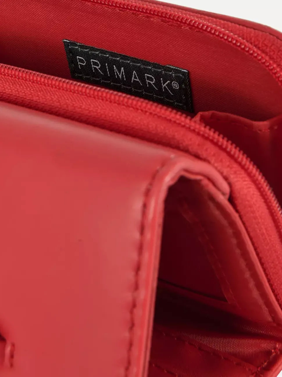 Średniej wielkości portmonetka z łańcuszkiem