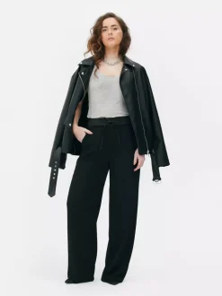 Rozciągliwa koszulka bez rękawów z głębokim dekoltem