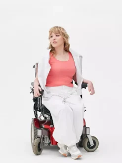 Rozciągliwa koszulka bez rękawów z głębokim dekoltem