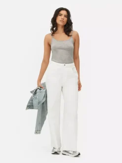 Rozciągliwy top na ramiączkach z głębokim dekoltem