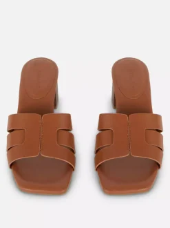 Sandały na obcasie z plecionym paskiem