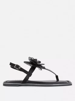 Sandały o szerokim fasonie ze zdobieniami i kwiatem