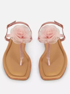 Sandały o szerokim fasonie ze zdobieniami i kwiatem