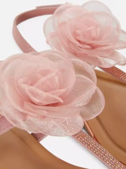 Sandały o szerokim fasonie ze zdobieniami i kwiatem