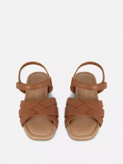 Sandały z plecionymi paskami na krzyż