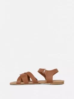 Sandały z plecionymi paskami na krzyż