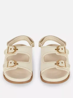 Sandały z podwójnym paskiem Paula Echevarría