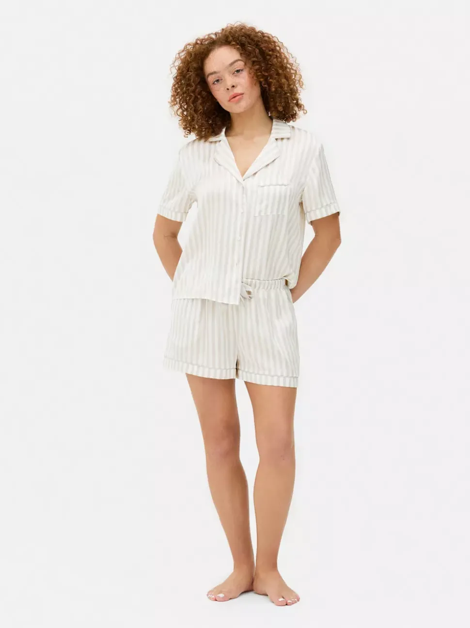 Satynowa piżama z koszulą i szortami