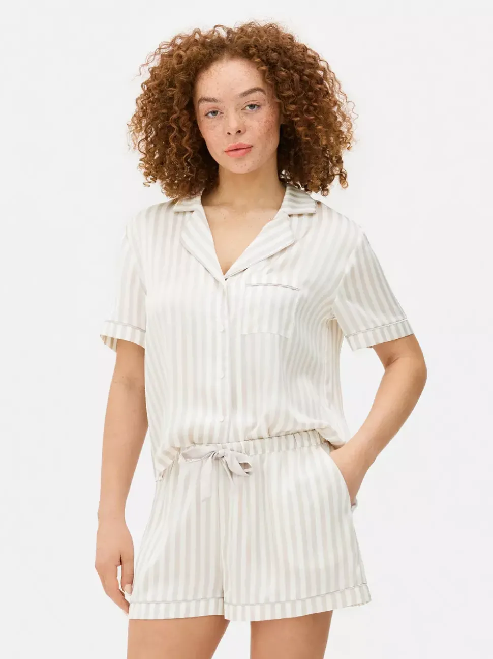 Satynowa piżama z koszulą i szortami