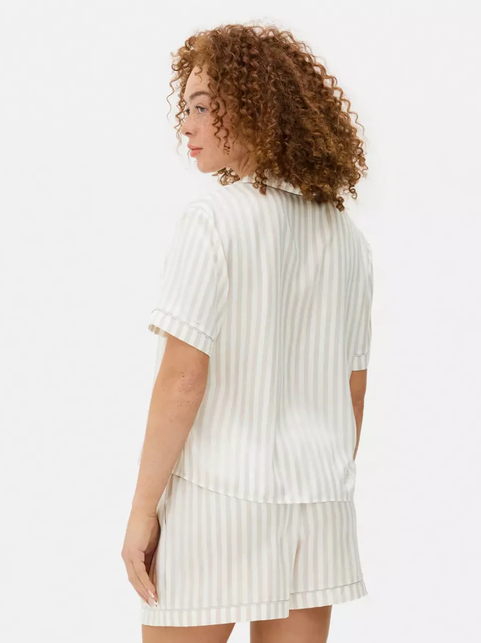 Satynowa piżama z koszulą i szortami