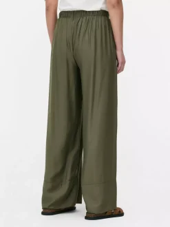 Satynowe spodnie z prostą nogawką The Edit