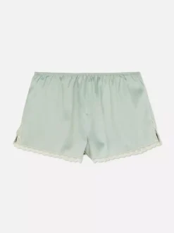 Satynowe szorty piżamowe wykończone koronką