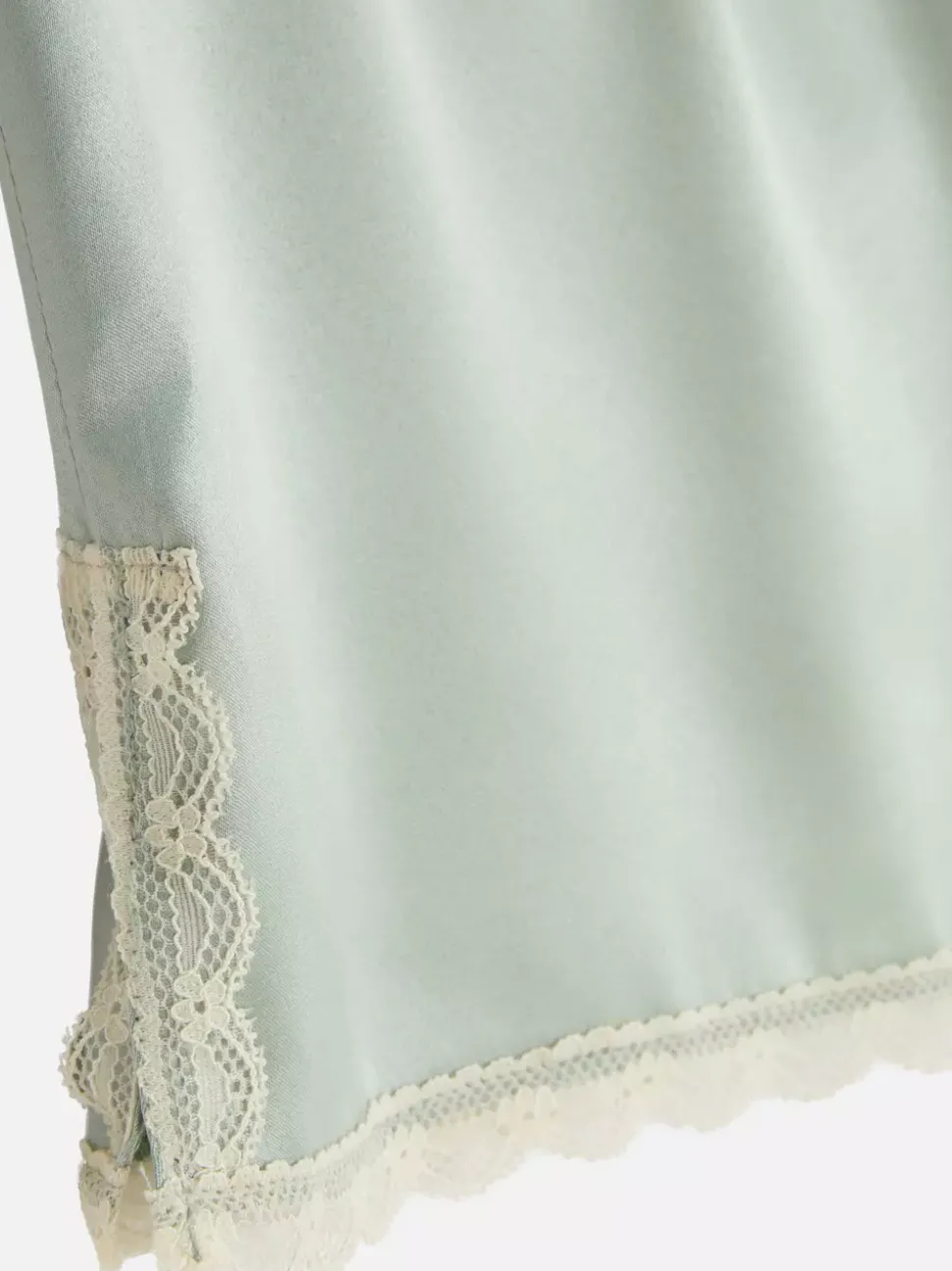 Satynowe szorty piżamowe wykończone koronką