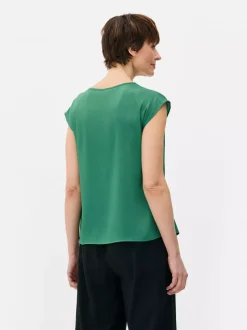 Satynowy T-shirt z dekoltem w serek