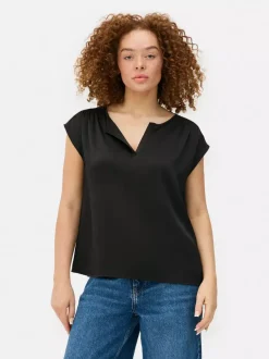 Satynowy T-shirt z dekoltem w serek