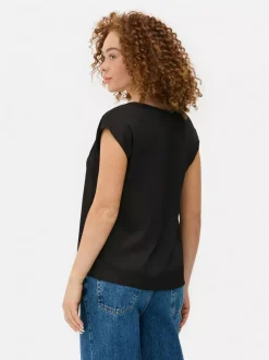 Satynowy T-shirt z dekoltem w serek