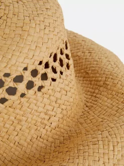 Słomkowy kapelusz plażowy