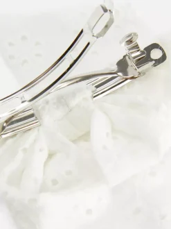 Spinka do włosów z kokardą z haftem angielskim