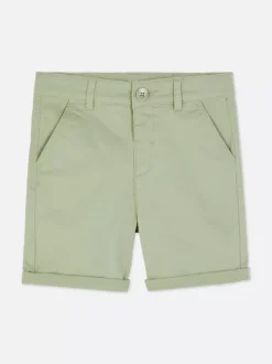 Spodenki chinosy z podwiniętymi nogawkami