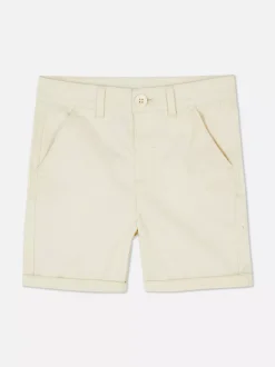 Spodenki chinosy z podwiniętymi nogawkami