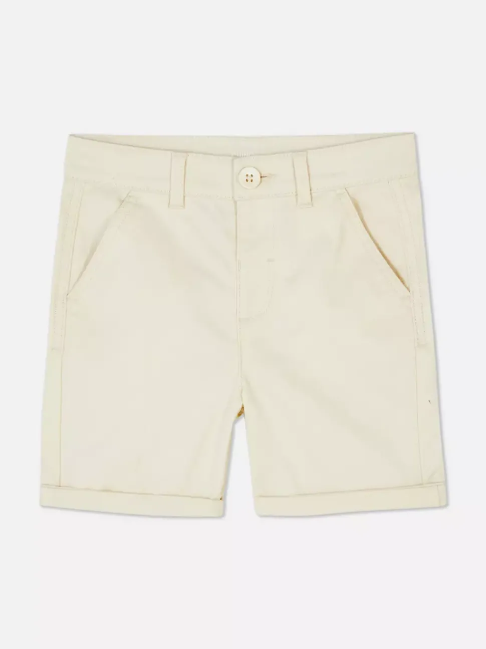 Spodenki chinosy z podwiniętymi nogawkami