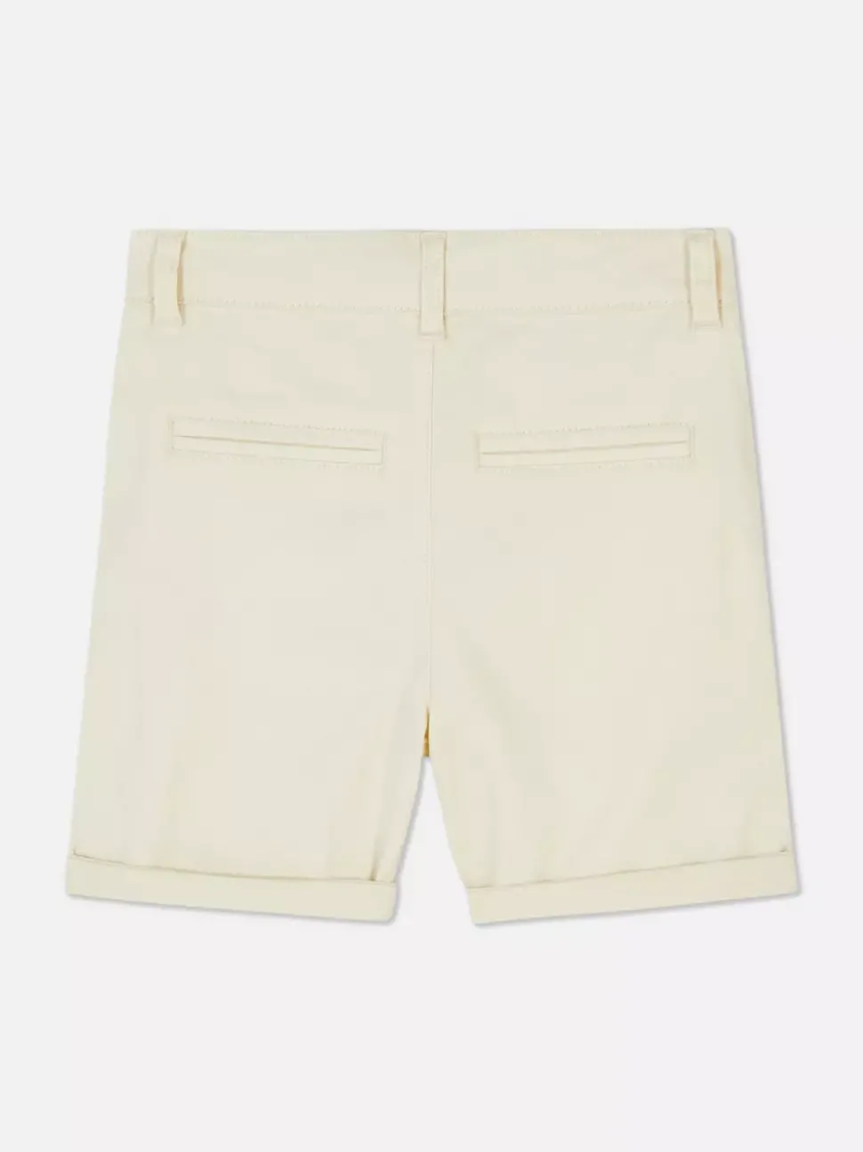 Spodenki chinosy z podwiniętymi nogawkami