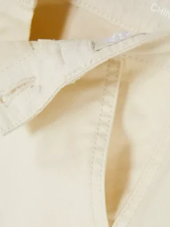 Spodenki chinosy z podwiniętymi nogawkami