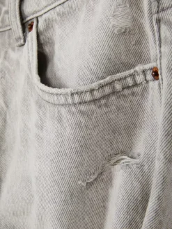 Spodenki jeansowe z przetarciami