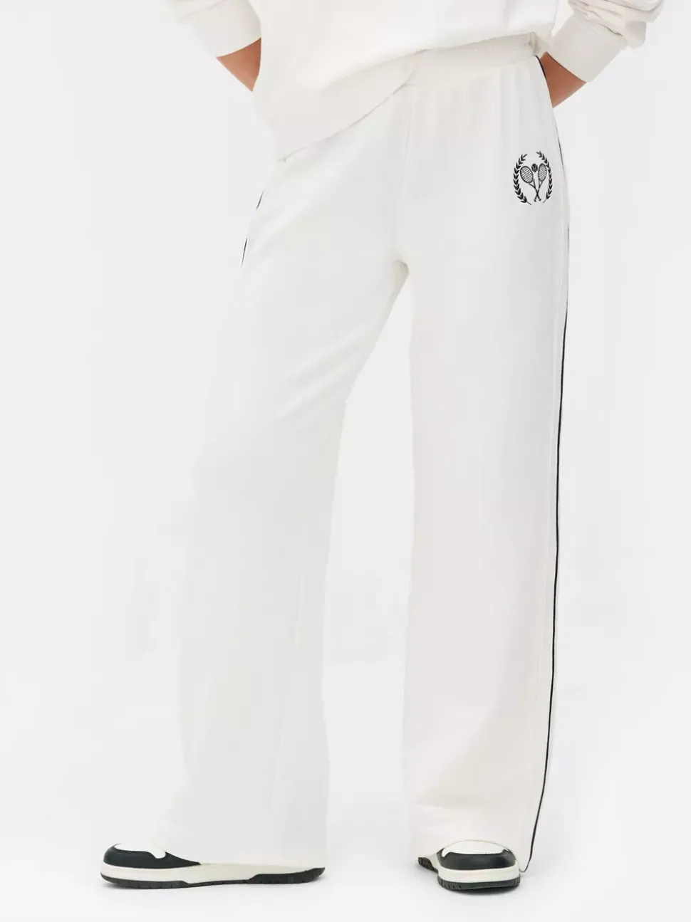 Spodnie dresowe z prostą nogawką w stylu uczelnianym