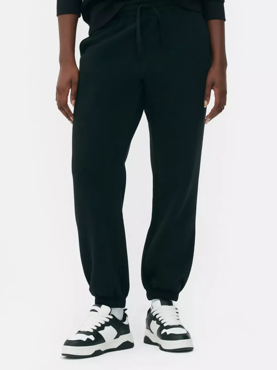 Spodnie dresowe ze sznurkiem i ściąganymi nogawkami