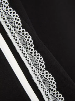 Spodnie z bocznym paskiem i koronką