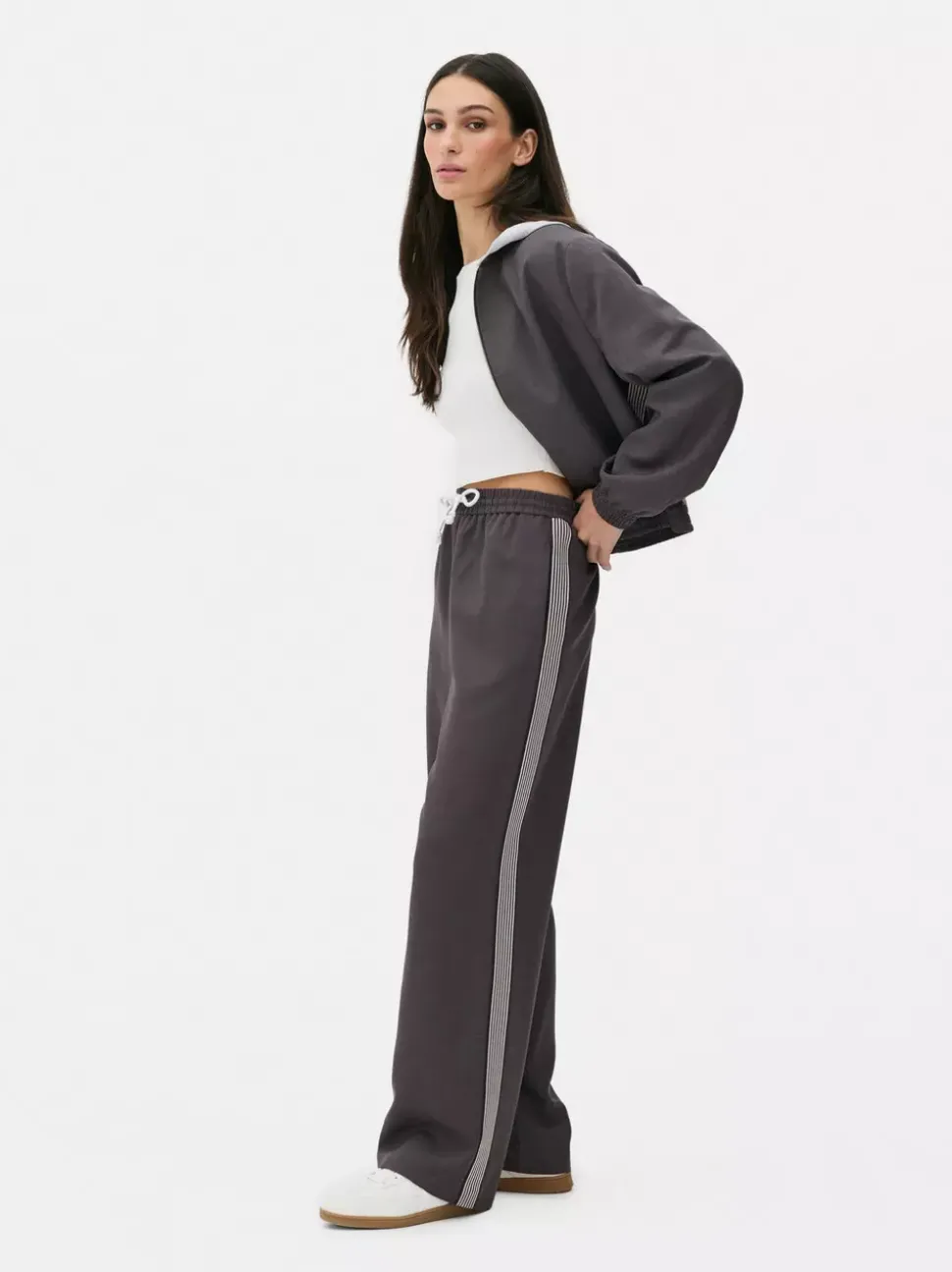 Sportowe spodnie dresowe ze sznurkiem