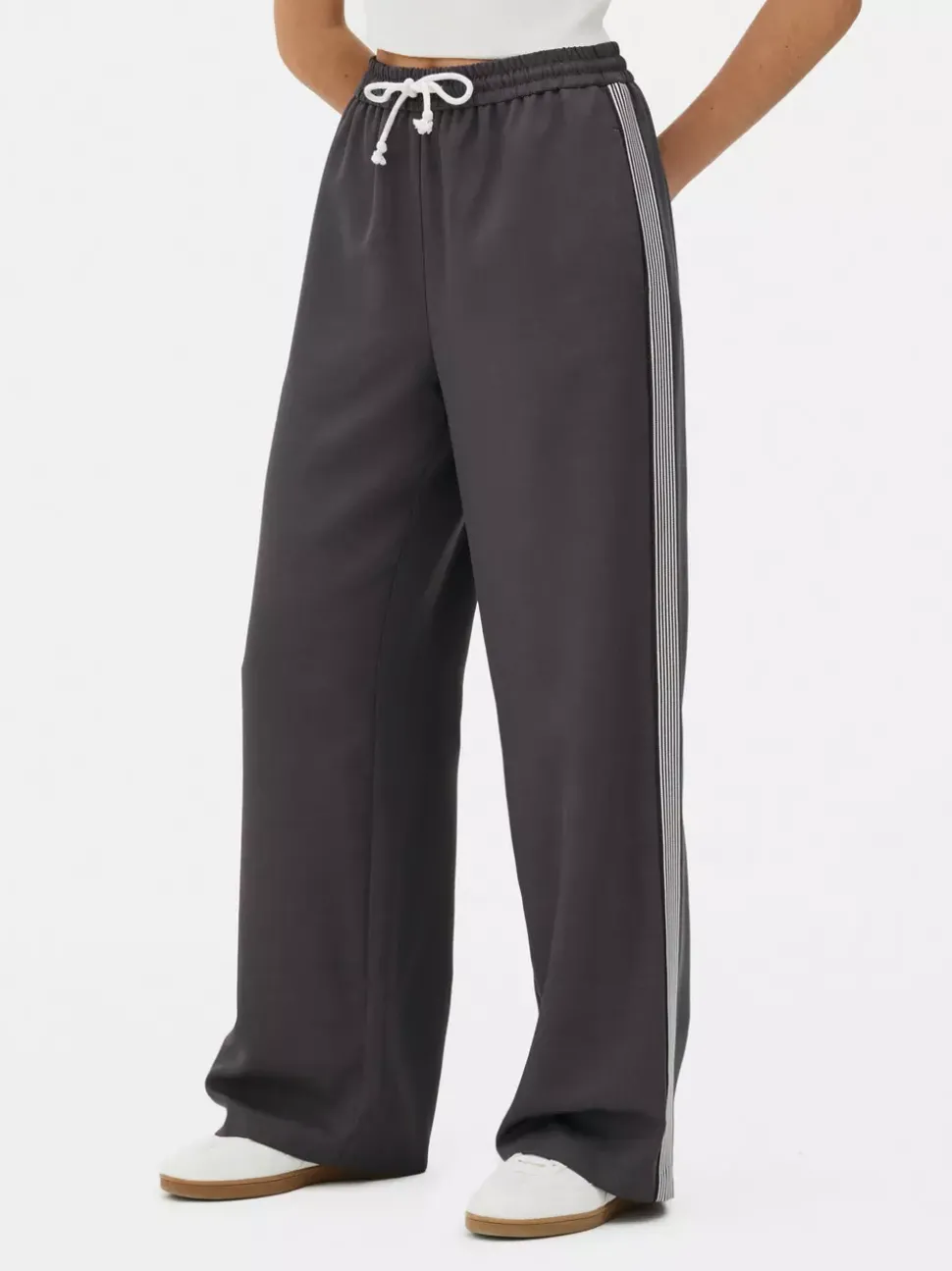 Sportowe spodnie dresowe ze sznurkiem