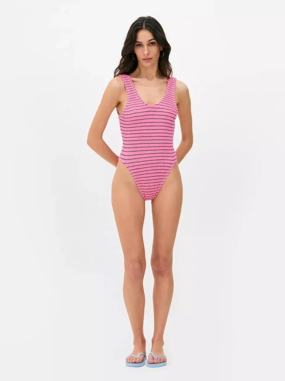 Strój kąpielowy w paski z wycięciem na plecach
