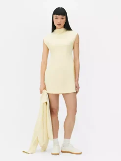 Sukienka o długości mini z rękawkami