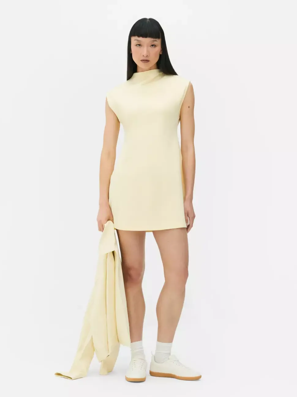 Sukienka o długości mini z rękawkami