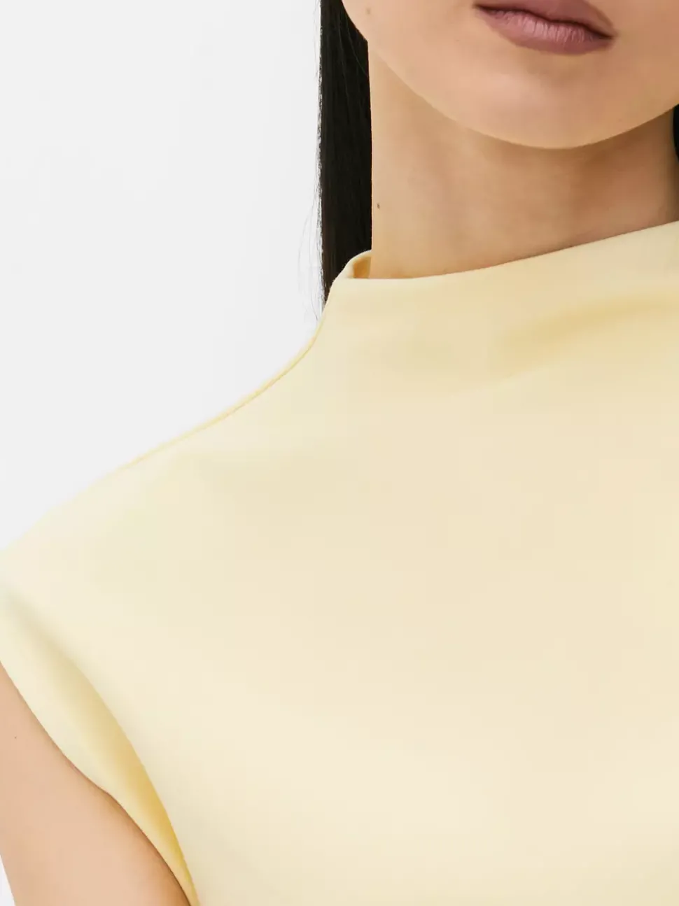 Sukienka o długości mini z rękawkami