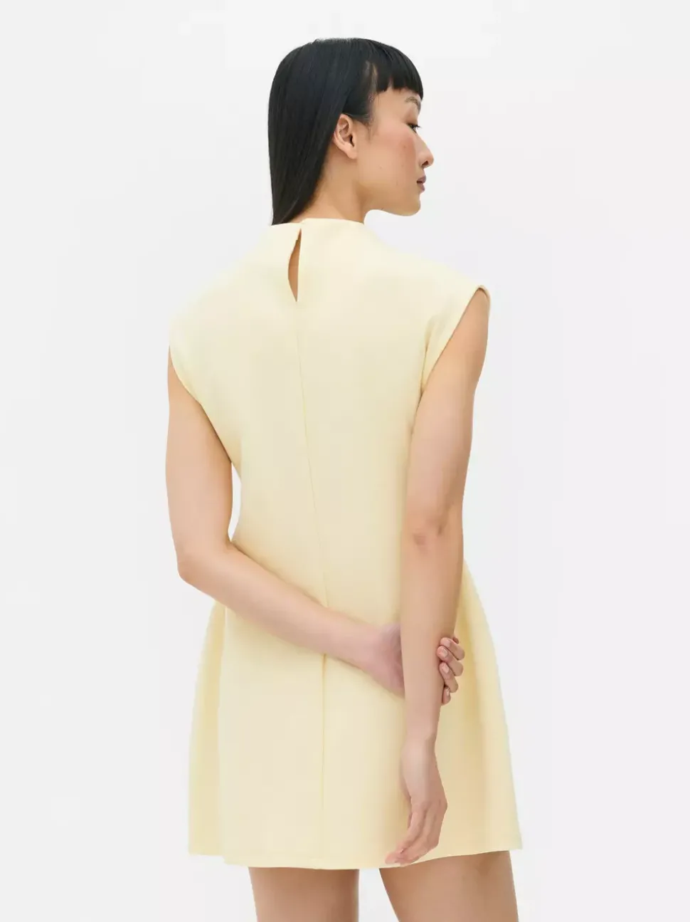 Sukienka o długości mini z rękawkami