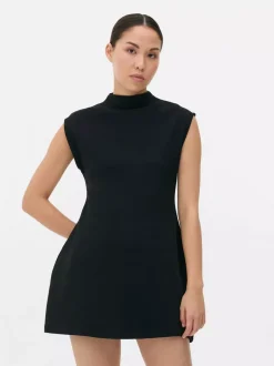 Sukienka o długości mini z rękawkami