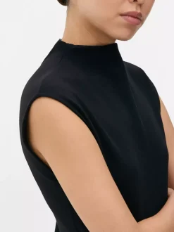 Sukienka o długości mini z rękawkami