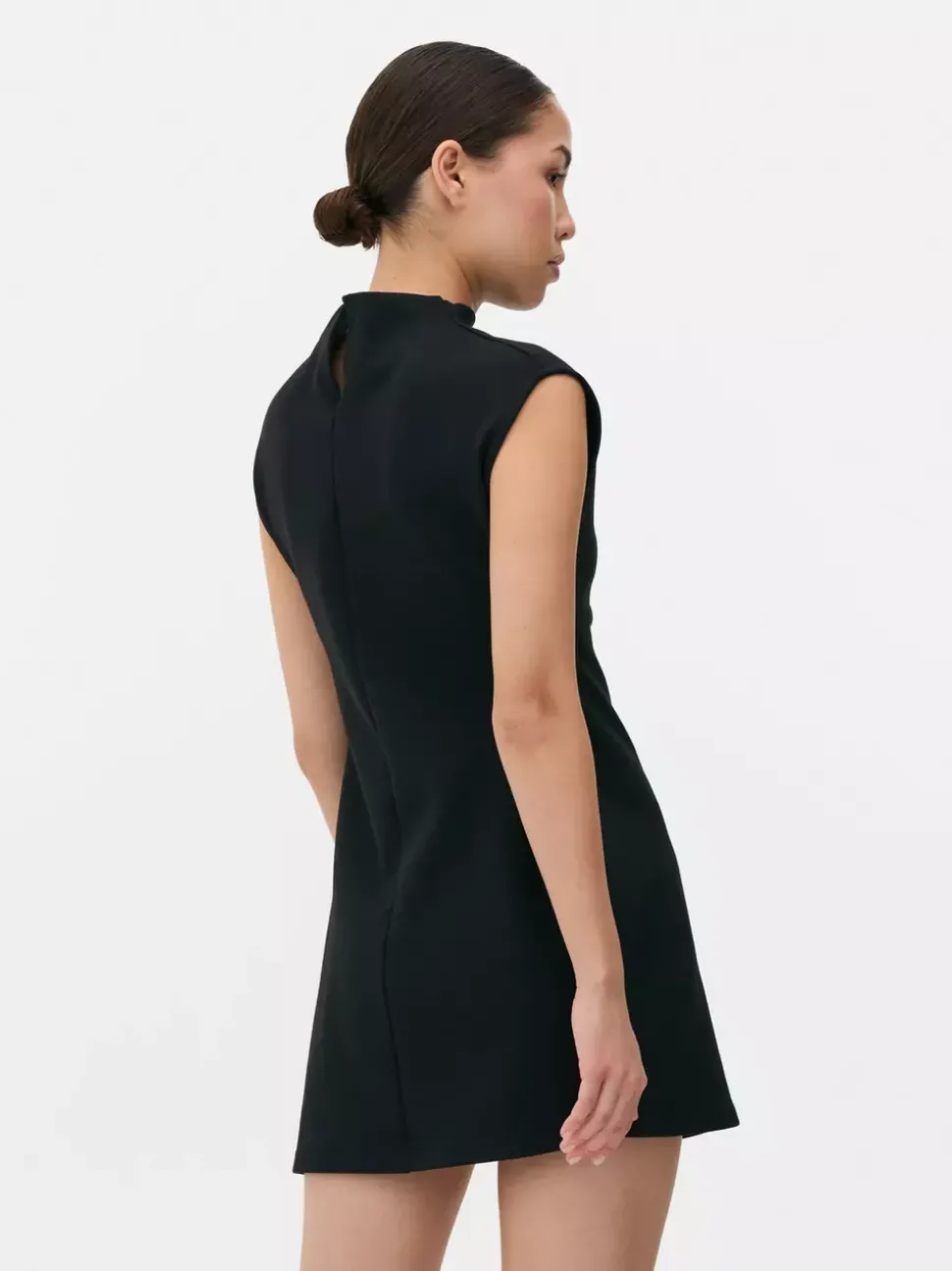 Sukienka o długości mini z rękawkami