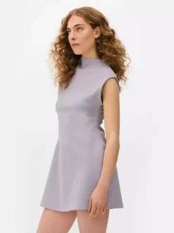 Sukienka o długości mini z rękawkami