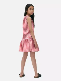 Sukienka w kratkę z marszczeniami i niskim stanem