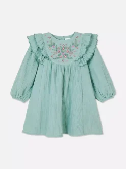 Sukienka z falbaną w kwiaty z muszelkowym brzegiem