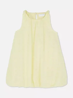 Sukienka z marszczonym obszyciem i haftem angielskim