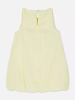 Sukienka z marszczonym obszyciem i haftem angielskim