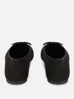 Szerokie baleriny ze sztucznego zamszu z kokardkami