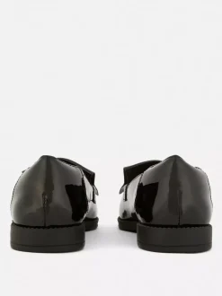 Szerokie lakierowane mokasyny