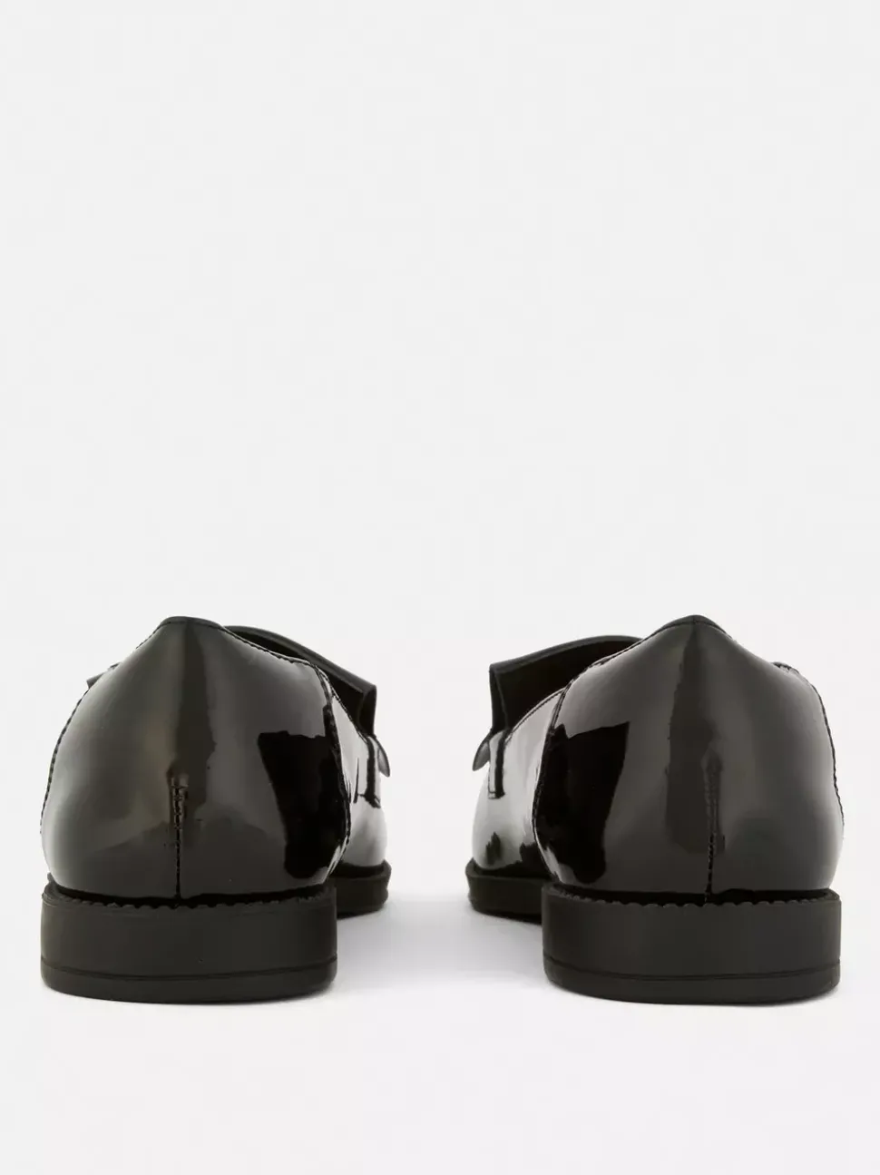 Szerokie lakierowane mokasyny