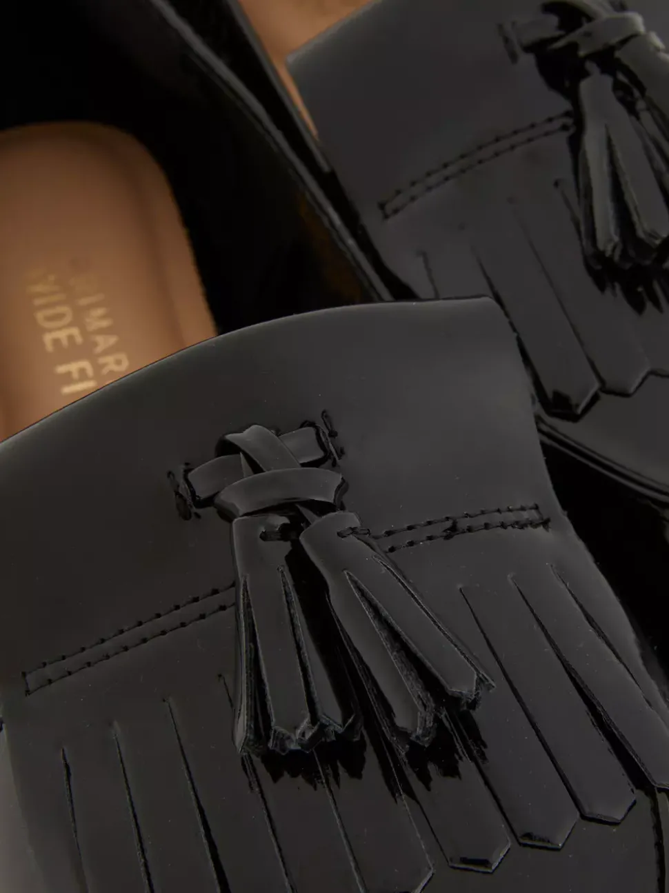 Szerokie lakierowane mokasyny